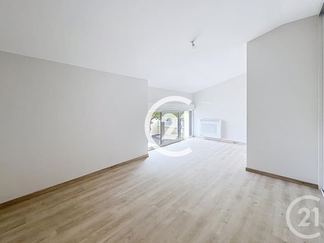 Maison à louer - 4 pièces - 125 m2 - Jarnac Champagne - 17 - POITOU-CHARENTES