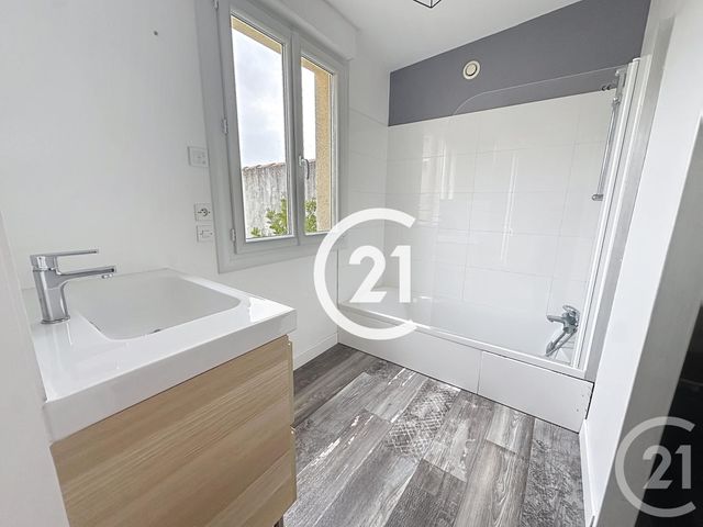 Maison &agrave; louer - 5 pi&egrave;ces - 120 m2 - Chateaubernard - 16 - POITOU-CHARENTES