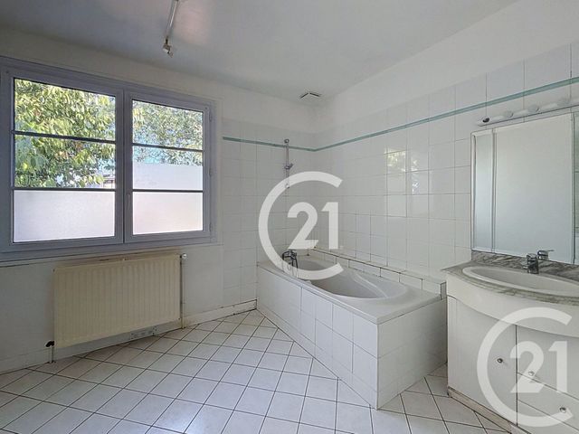 Maison &agrave; louer - 6 pi&egrave;ces - 154 m2 - Louzac St Andre - 16 - POITOU-CHARENTES