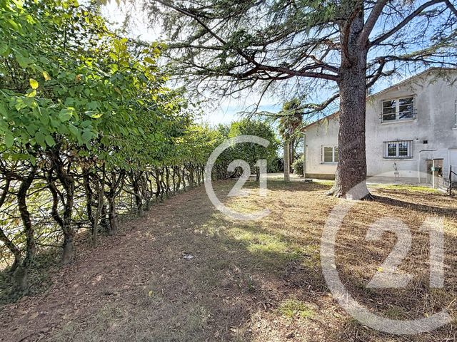 Maison &agrave; louer - 6 pi&egrave;ces - 154 m2 - Louzac St Andre - 16 - POITOU-CHARENTES