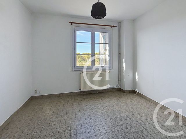Maison &agrave; louer - 6 pi&egrave;ces - 154 m2 - Louzac St Andre - 16 - POITOU-CHARENTES