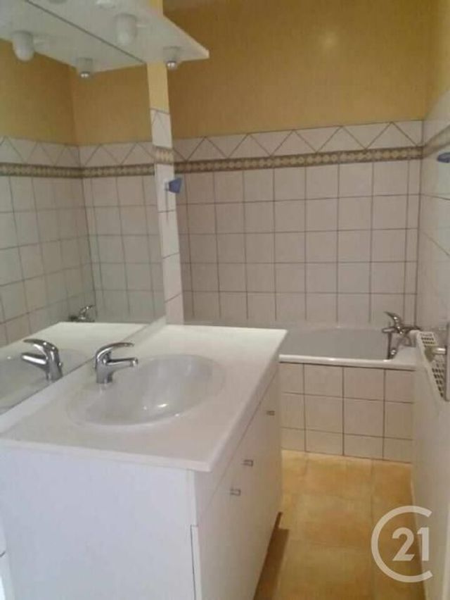 Maison &agrave; louer - 4 pi&egrave;ces - 103 m2 - Segonzac - 16 - POITOU-CHARENTES