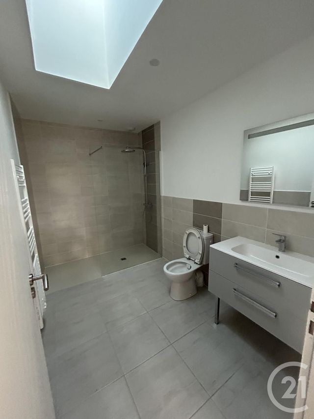 Maison &agrave; louer - 3 pi&egrave;ces - 75 m2 - Saintes - 17 - POITOU-CHARENTES